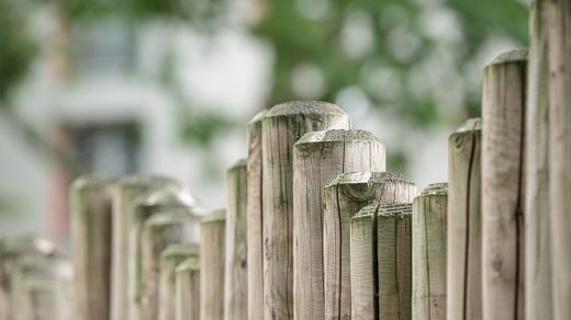 clôture constituée de poteaux en bois